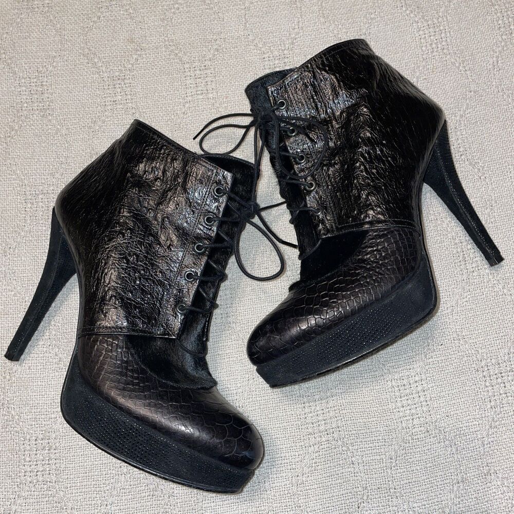 Stuart Weitzman Women’s Stiletto Booties Sz 7 M Black Ostrich Leather Going Out
